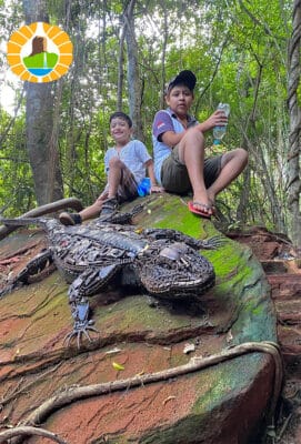 niños y lagarto de arte y recoclaje